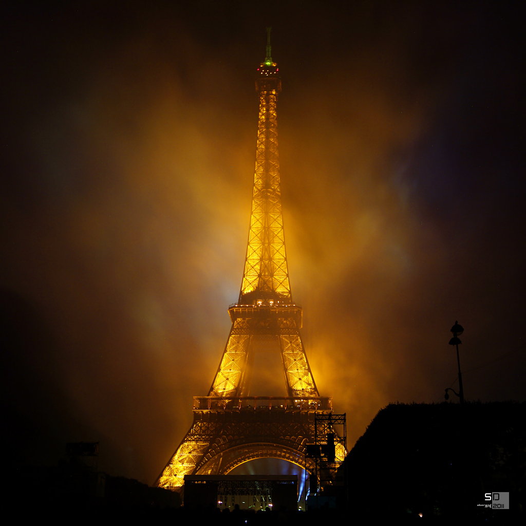 Tour Eiffel en feu