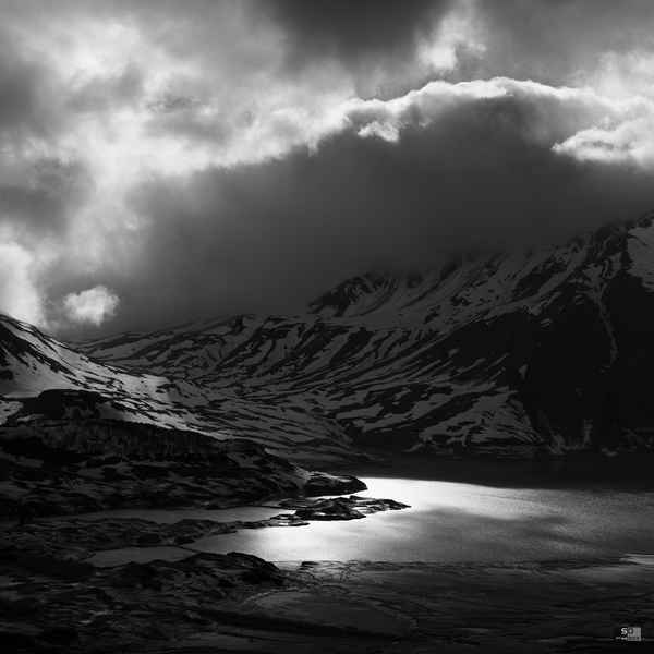 Lac entre les nuages